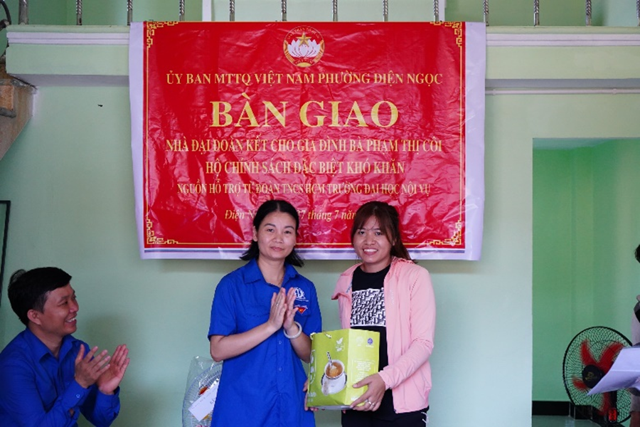 TS. Nguyễn Thị Phương, Phó Giám đốc Phân hiệu Trường tại Tp. Hồ Chí Minh tặng quà cho gia đình chính sách tại thị xã Điện Bàn, tỉnh Quảng Nam. TS. Nguyễn Thị Phương, Phó Giám đốc Phân hiệu Trường tại Tp. Hồ Chí Minh tặng quà cho gia đình chính sách tại thị xã Điện Bàn, tỉnh Quảng Nam.