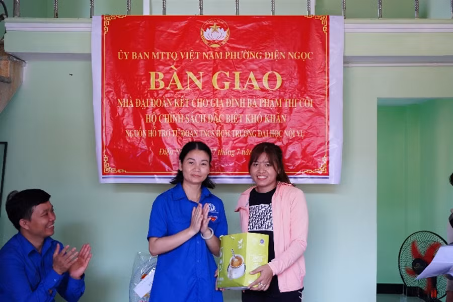 TS. Nguyễn Thị Phương, Phó Giám đốc Phân hiệu Trường tại Tp. Hồ Chí Minh tặng quà cho gia đình chính sách tại thị xã Điện Bàn, tỉnh Quảng Nam.