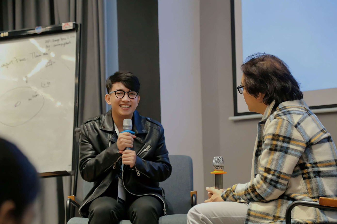 Anh Hoàn Tôn, một trong số những bạn trẻ có mặt tại Workshop dám đứng lên chia sẻ những vết thương lòng đang gặp phải. Ảnh 502