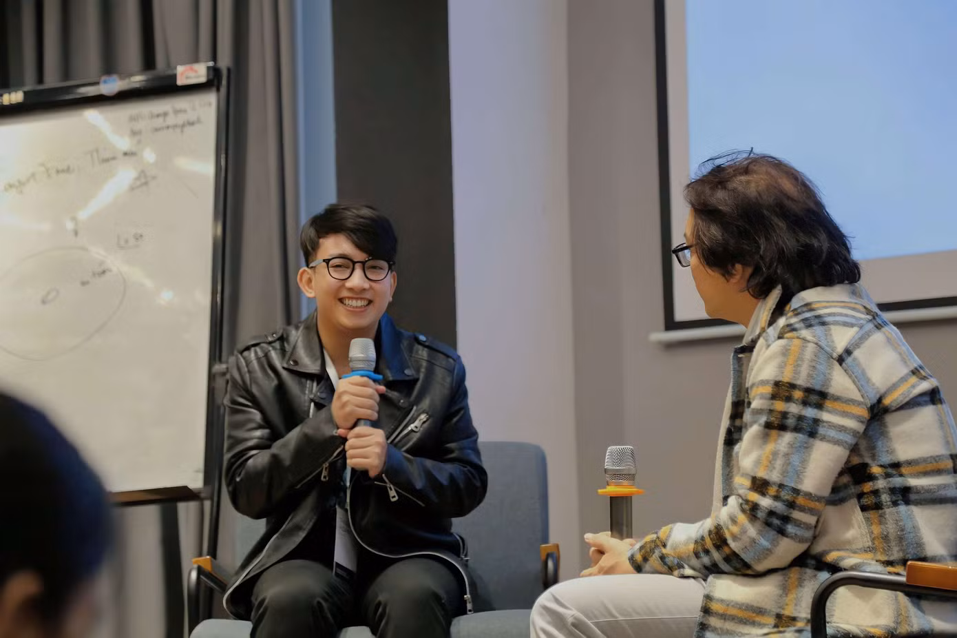 Anh Hoàn Tôn, một trong số những bạn trẻ có mặt tại Workshop dám đứng lên chia sẻ những vết thương lòng đang gặp phải. Ảnh 502
