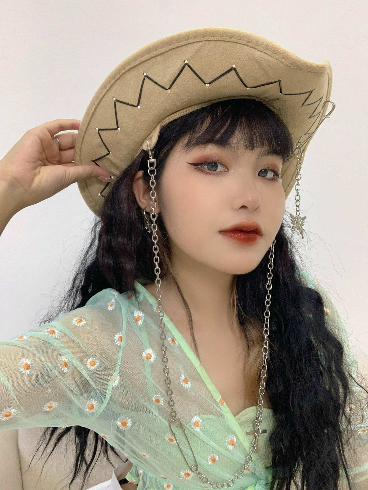 Cô được tiếp xúc thường xuyên với thời trang và nghệ thuật, định nghĩa cái đẹp đã thay đổi. Cô được tiếp xúc thường xuyên với thời trang và nghệ thuật, định nghĩa cái đẹp đã thay đổi.