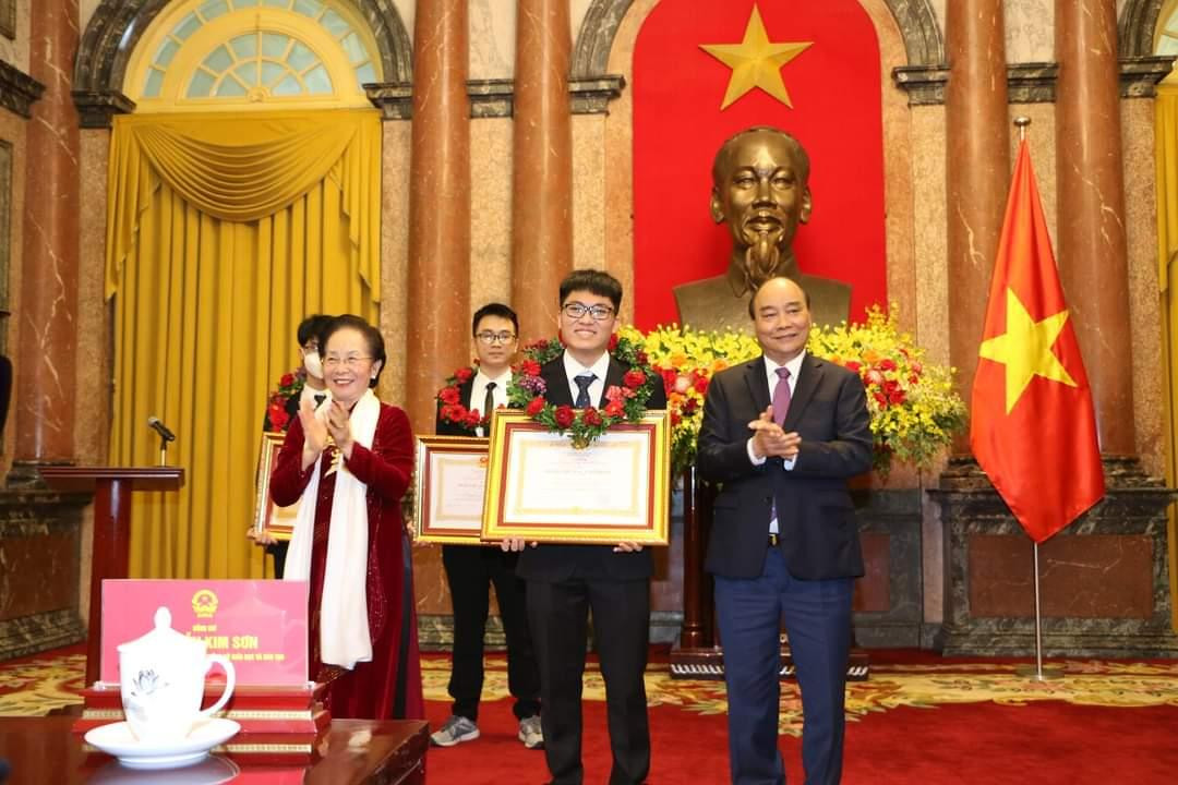 Minh Khang vinh dự khi được chụp ảnh cùng Chủ tịch nước Nguyễn Xuân Phúc và Nguyên Phó chủ tịch nước Nguyễn Thị Doan. Minh Khang vinh dự khi được chụp ảnh cùng Chủ tịch nước Nguyễn Xuân Phúc và Nguyên Phó chủ tịch nước Nguyễn Thị Doan.