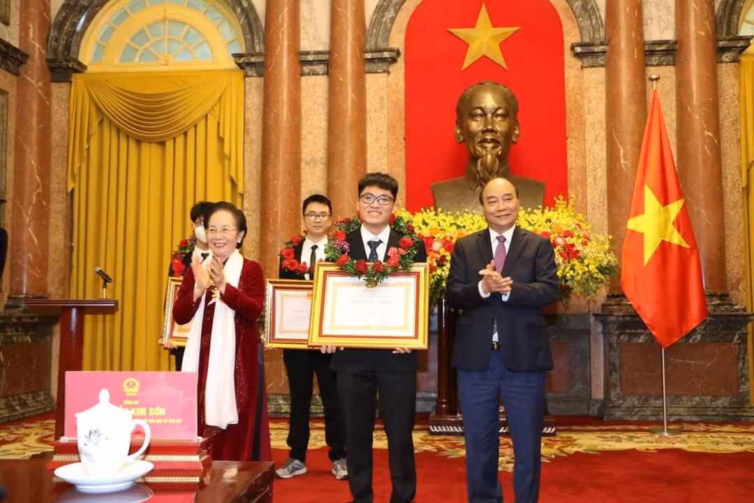 Minh Khang vinh dự khi được chụp ảnh cùng Chủ tịch nước Nguyễn Xuân Phúc và Nguyên Phó chủ tịch nước Nguyễn Thị Doan.
