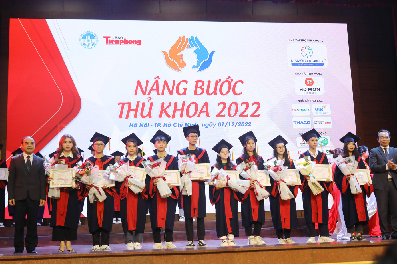 Các sinh viên xuất sắc được nhận học bổng “Nâng bước thủ khoa” của Báo Tiền phong.