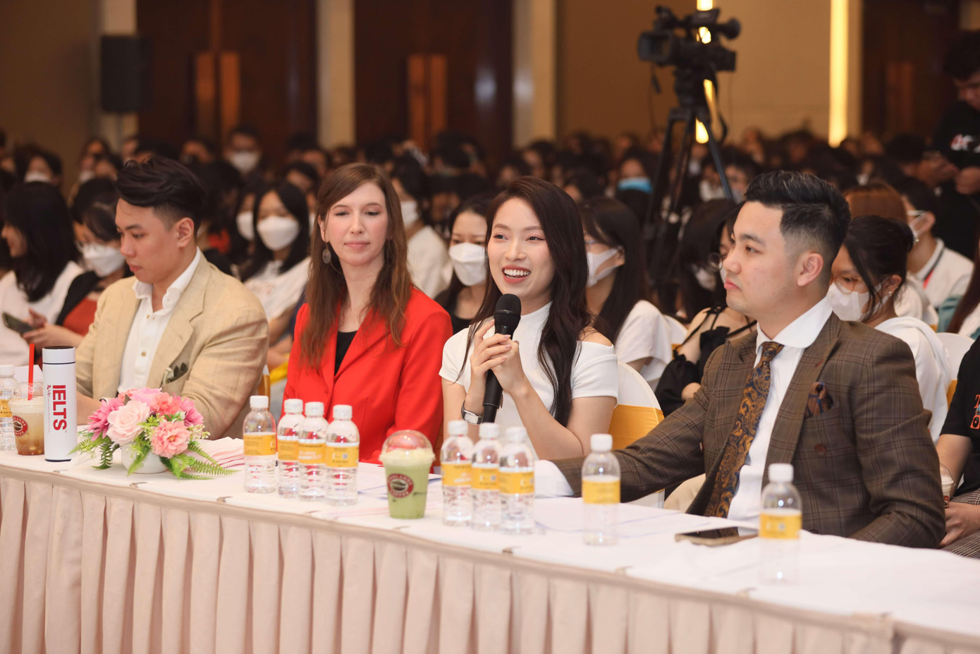 Từ bên trái sang là thầy giáo Trần Tùng, bà Sarah Matthews, MC Khánh Vy và Diễn giả Michael Lưu. Từ bên trái sang là thầy giáo Trần Tùng, bà Sarah Matthews, MC Khánh Vy và Diễn giả Michael Lưu.