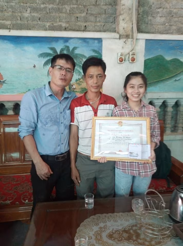 Năm học lớp 9, Tố Uyên đã đạt giải Nhất cuộc thi học sinh Giỏi cấp Tỉnh. Cũng trong năm học này cô giành giải Nhất của cuộc thi “Ngày hội văn hoá đọc sách năm 2019”.
