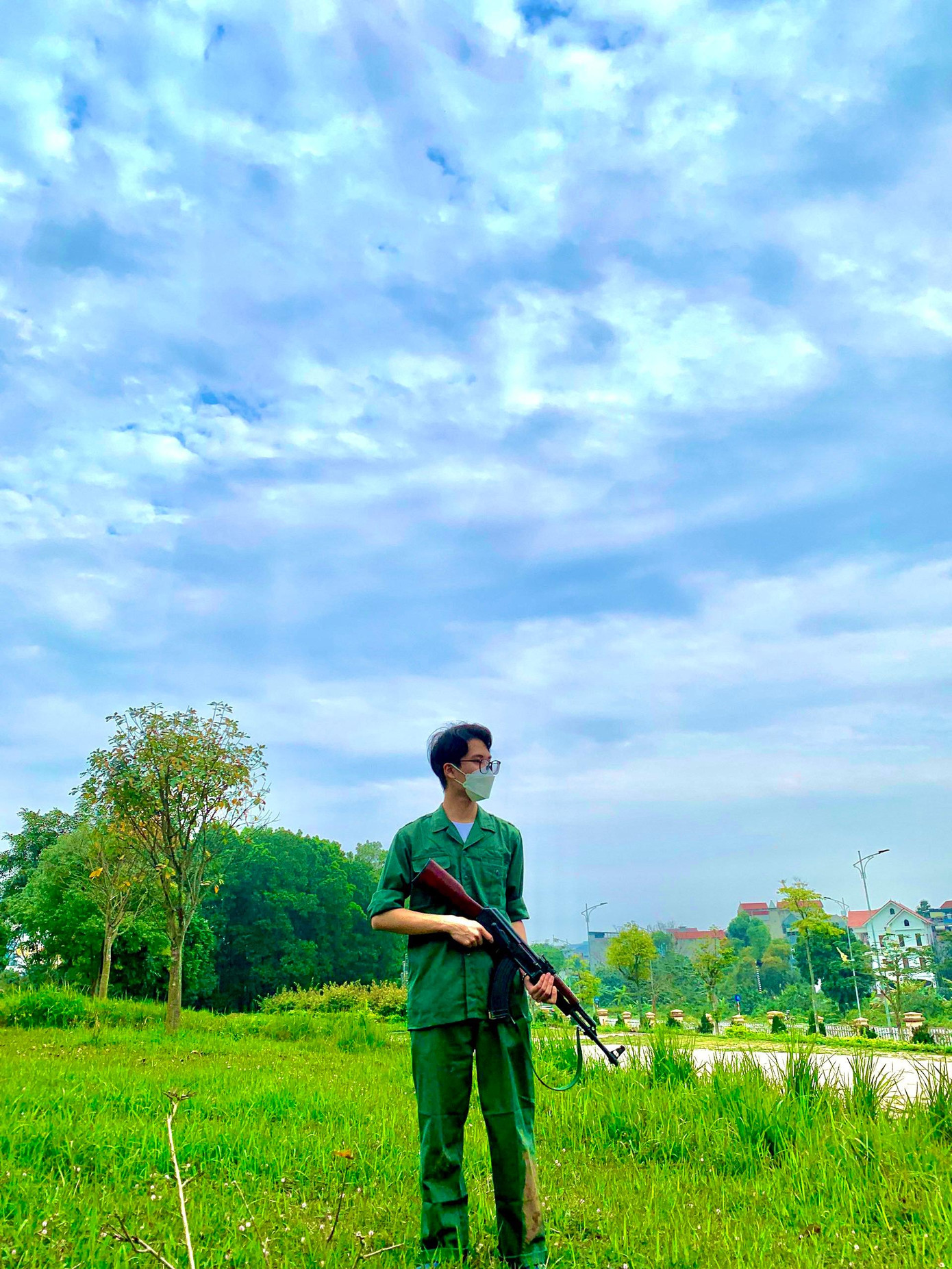 Vũ Kỳ trong bộ quân phục xanh biếc.