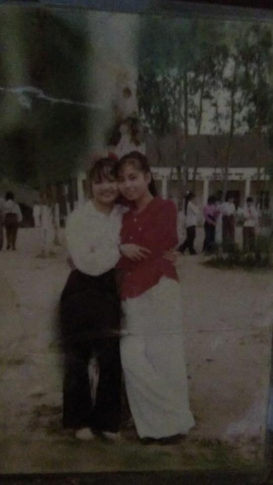 Cô Nguyệt Hà (áo đỏ) - vai cô giáo trong vở kịch Hội diễn sân khấu năm 1996 kỉ niệm ngày Nhà giáo Việt Nam.