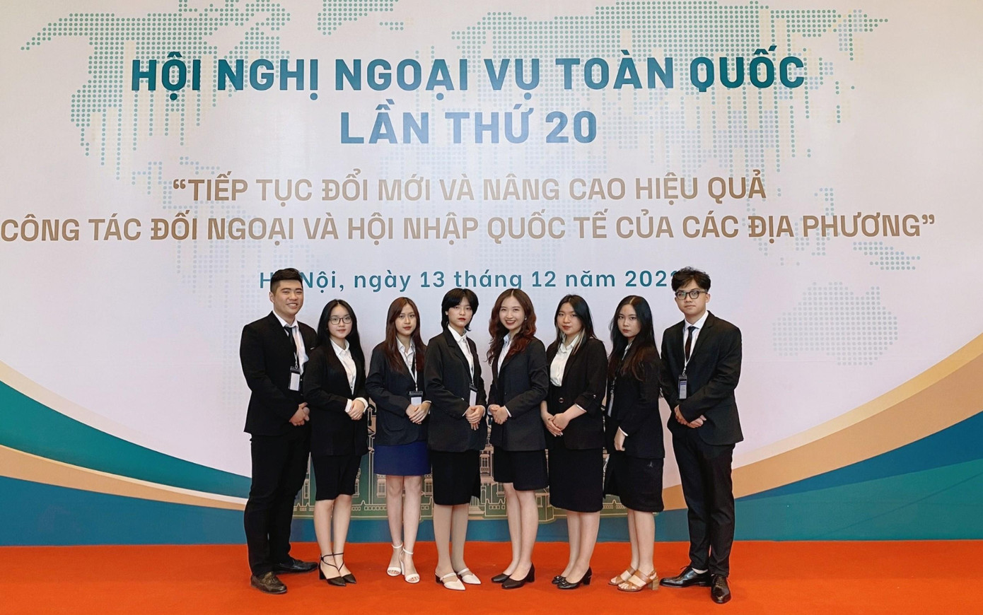 Thành viên CLB phục vụ Hội nghị Ngoại vụ toàn quốc lần thứ 20.