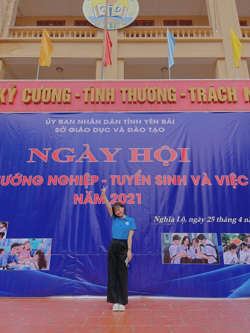 Cô nàng tham gia Công tác tuyển sinh tại tỉnh yên Bái. Cô nàng tham gia Công tác tuyển sinh tại tỉnh yên Bái.