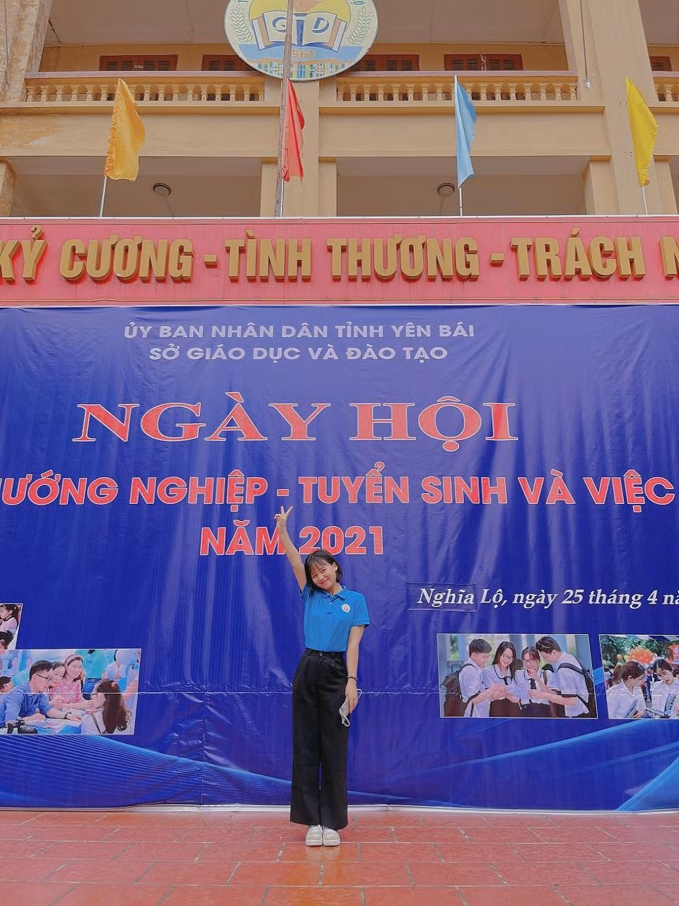 Cô nàng tham gia Công tác tuyển sinh tại tỉnh yên Bái.