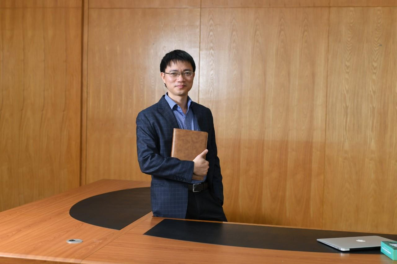 Tác giả, nhà báo Nguyễn Tuấn Anh hiện là Trưởng ban Sinh Viên, báo Tiền Phong. Anh cũng là người phụ trách các dự án truyền thông giữa báo Sinh Viên Việt Nam – Hoa Học Trò với các đối tác quốc tế uy tín như Chương trình Phát triển Phát triển Liên Hợp Quốc (UNDP), Liên minh châu Âu (EU), Hội đồng Kinh doanh Hoa Kỳ - ASEAN (USABC)... Ảnh: Thái Thuận Hải. Tác giả, nhà báo Nguyễn Tuấn Anh hiện là Trưởng ban Sinh Viên, báo Tiền Phong. Anh cũng là người phụ trách các dự án truyền thông giữa báo Sinh Viên Việt Nam – Hoa Học Trò với các đối tác quốc tế uy tín như Chương trình Phát triển Phát triển Liên Hợp Quốc (UNDP), Liên minh châu Âu (EU), Hội đồng Kinh doanh Hoa Kỳ - ASEAN (USABC)... Ảnh: Thái Thuận Hải.