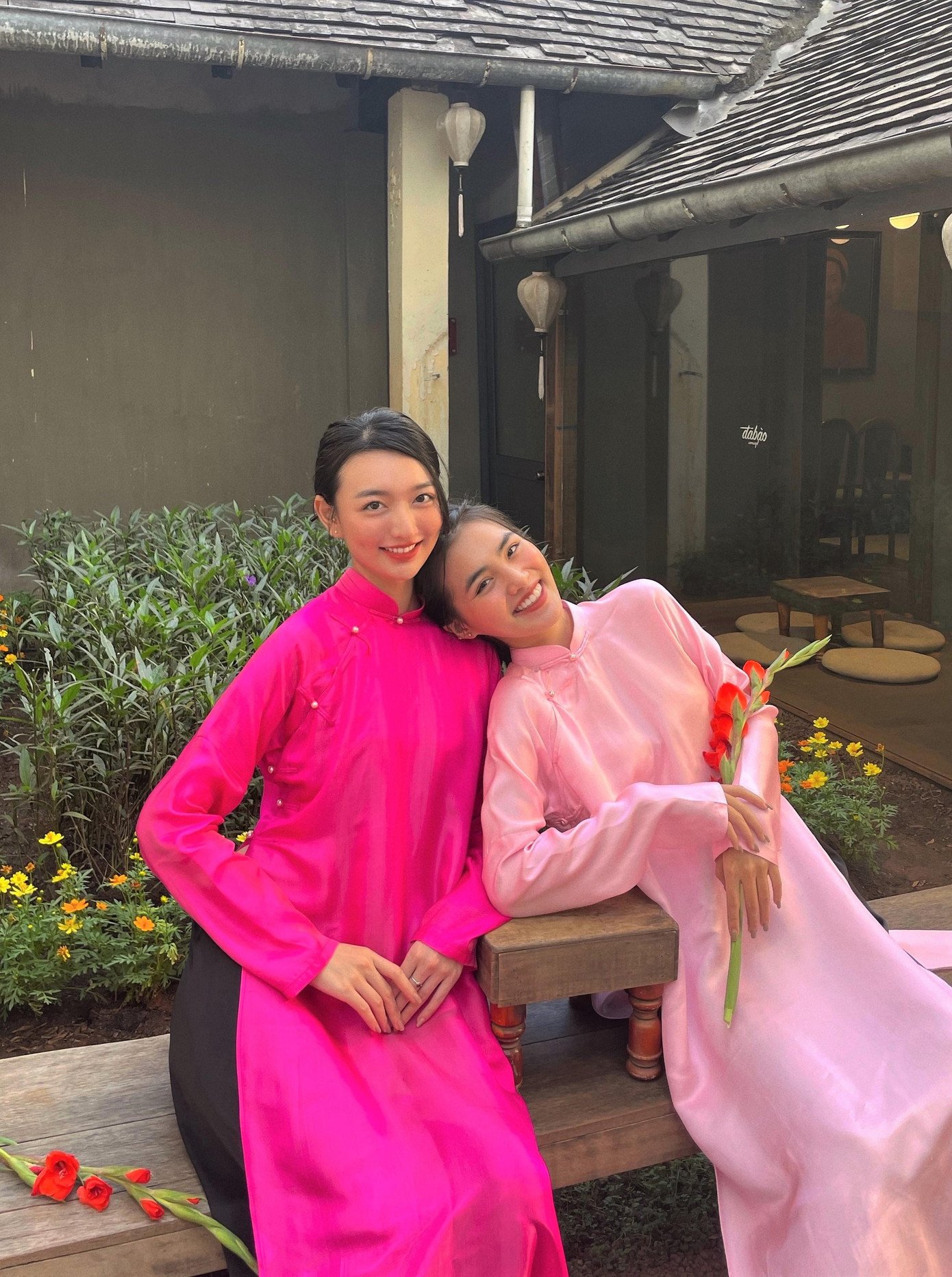 Xuân Mai (bên trái) và Hoàng Vi (bên phải) là cặp chị em thân thiết, nhận được nhiều sự quan tâm trên mạng xã hội. Ảnh: NVCC