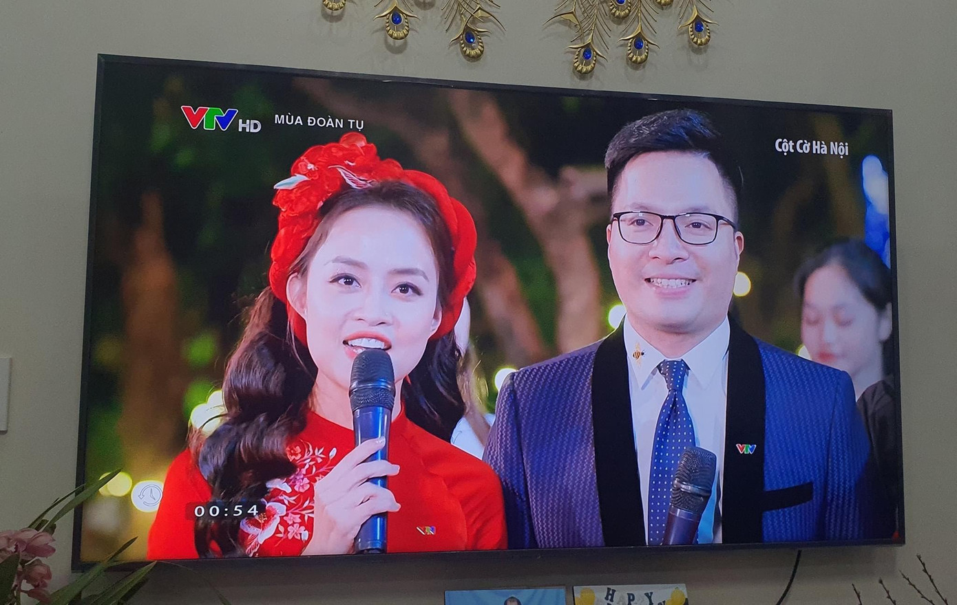 Thông thường, ngày Tết thực hiện chương trình truyền hình trực tiếp trang phục sẽ đậm nét truyền thống Việt Nam.