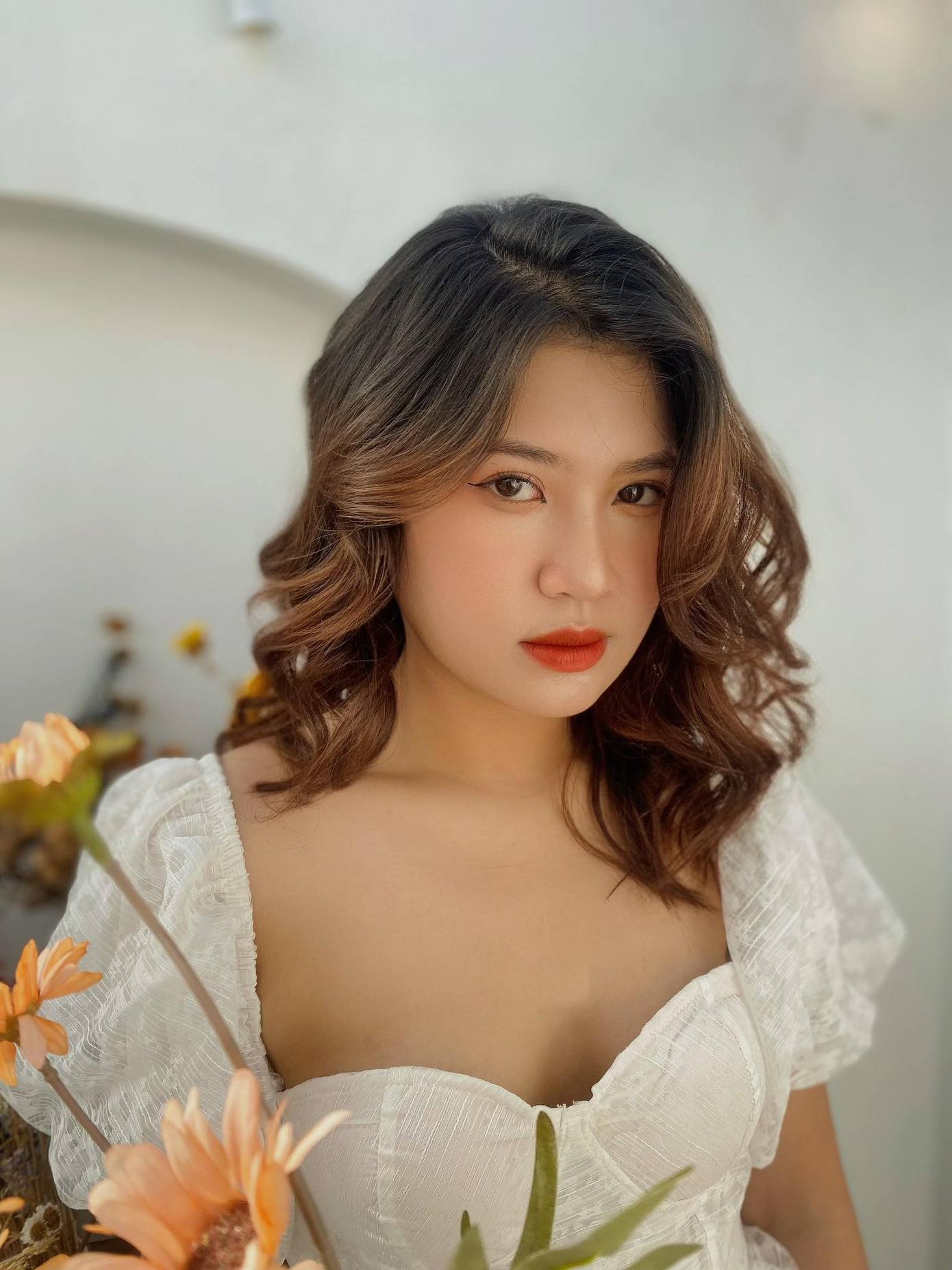 Cô nàng rất năng động thử sức với những công việc khác nhau như làm gia sư, chạy bàn tại các quán nước mỗi khi tan học, bán hàng online,...