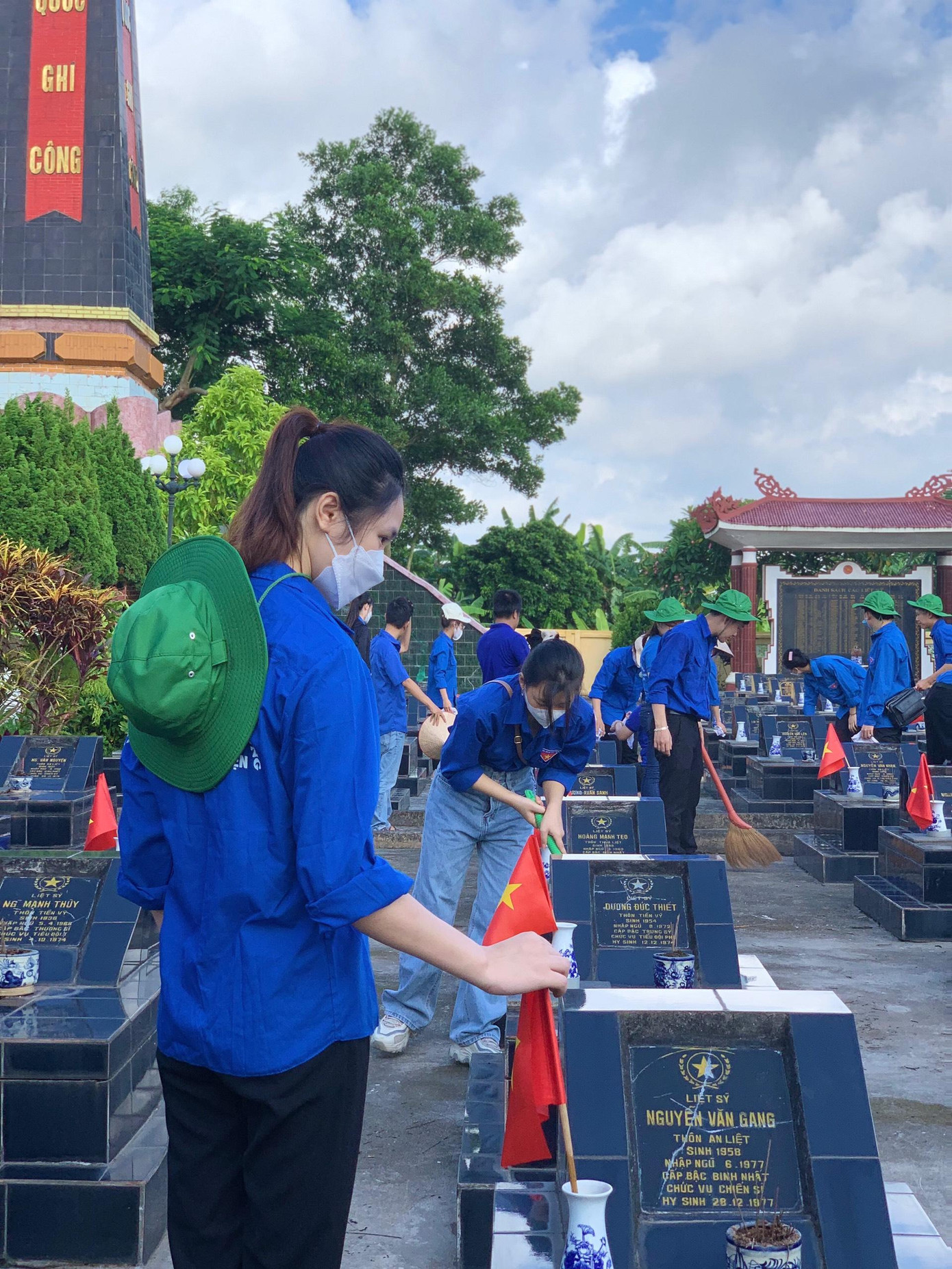 Hoàng Huệ tham gia tình nguyện mùa hè xanh – tưởng nhớ anh hùng liệt sĩ.