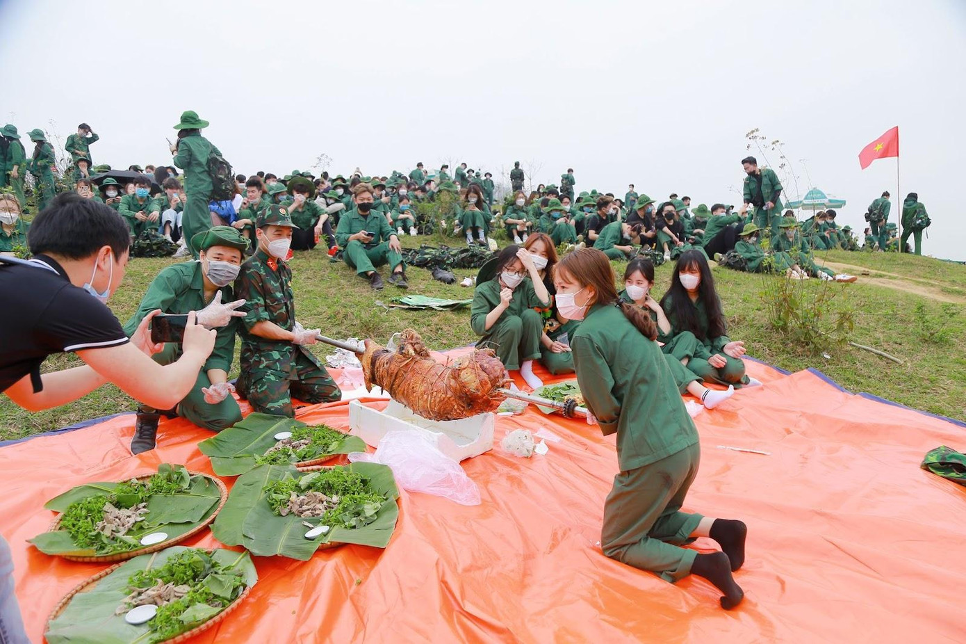 Kỷ niệm nướng thịt lợn ở đồi chè Long Cốc của Bảo và đồng đội.