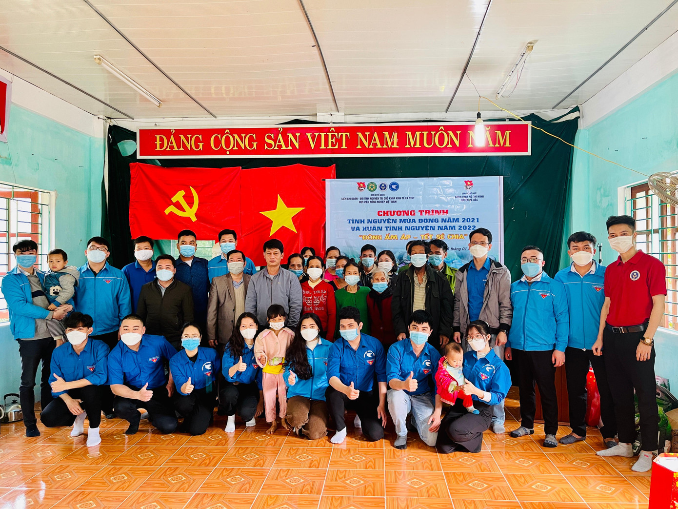 Đoàn công tác chụp ảnh lưu niệm cùng các đồng chí lãnh đạo và bà con nhân dân xóm Mơ, xã Hiền Lương, huyện Đà Bắc, tỉnh Hòa Bình Đoàn công tác chụp ảnh lưu niệm cùng các đồng chí lãnh đạo và bà con nhân dân xóm Mơ, xã Hiền Lương, huyện Đà Bắc, tỉnh Hòa Bình