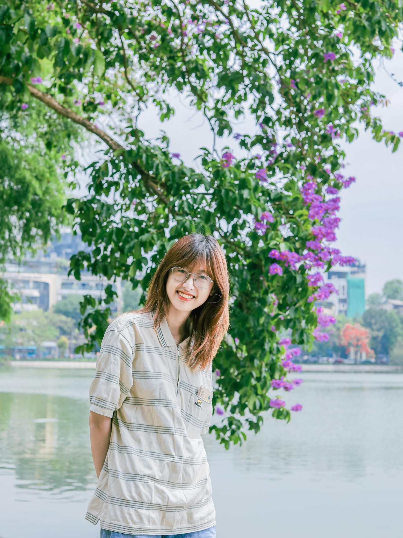 Bạn Thu Hằng (quận Cầu Giấy) check-in cùng cây bằng lăng trên hồ Gươm (Ảnh: Instagram chuyencuato_21).