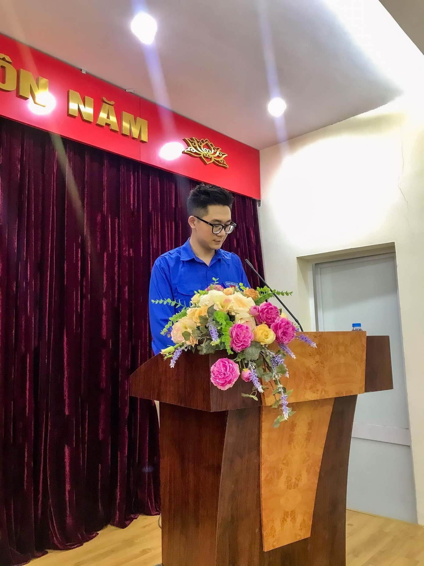 Trưởng thành từ Đoàn thanh niên, sinh hoạt tại địa phương là Đoàn phường Vĩnh Phúc, được tham gia các hoạt động xã hội, được học hỏi từ những người anh chị và các cô đi trước cùng quan niệm sống “Sống là cho đi đâu chỉ nhận riêng mình”. Trưởng thành từ Đoàn thanh niên, sinh hoạt tại địa phương là Đoàn phường Vĩnh Phúc, được tham gia các hoạt động xã hội, được học hỏi từ những người anh chị và các cô đi trước cùng quan niệm sống “Sống là cho đi đâu chỉ nhận riêng mình”.