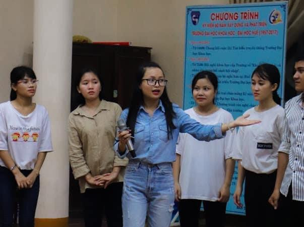 Công việc dạy tiếng Anh đã giúp Bình tự tin hơn khi đứng trước đám đông. Công việc dạy tiếng Anh đã giúp Bình tự tin hơn khi đứng trước đám đông.