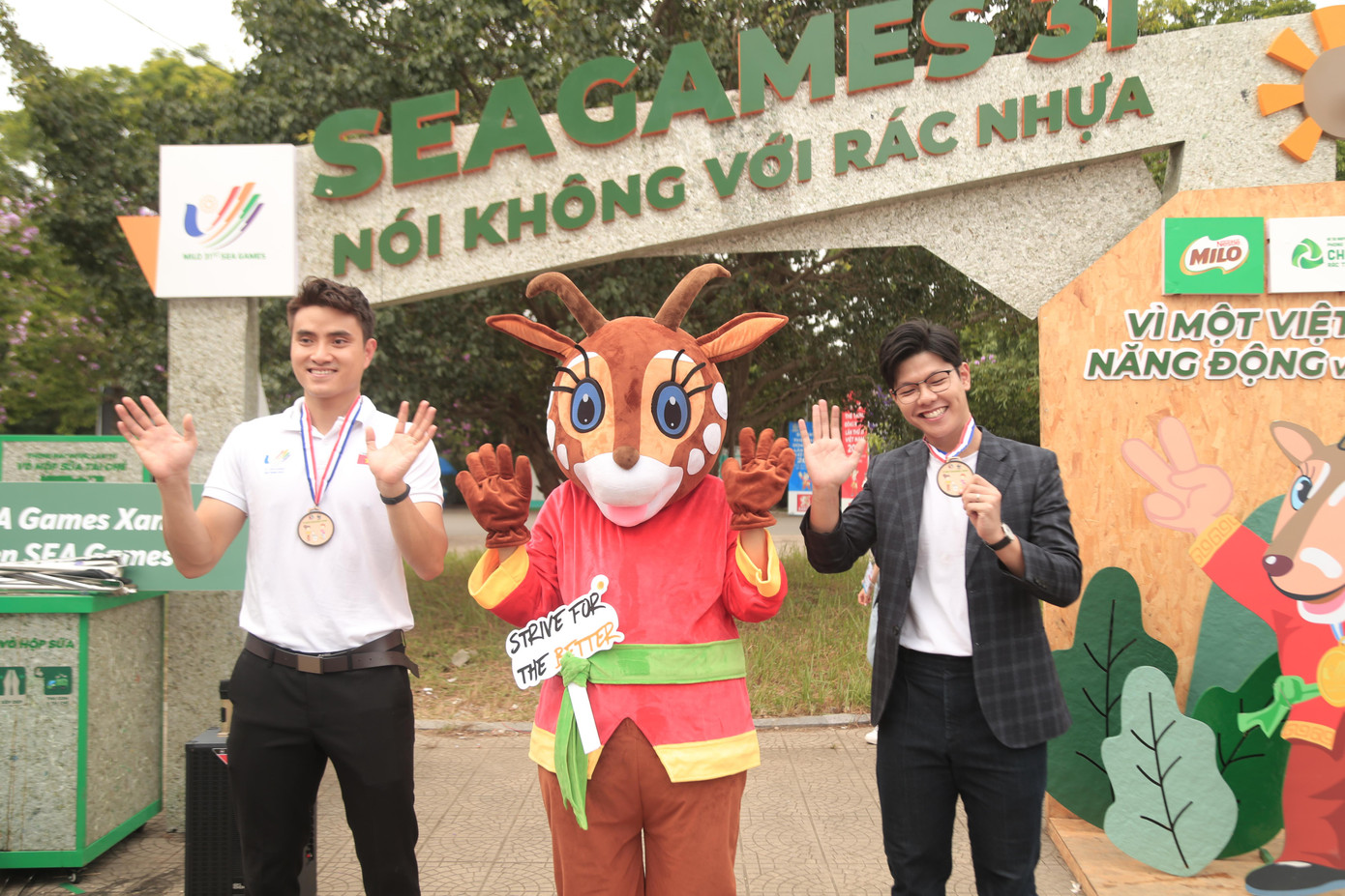 Vũ Thành An (bên trái) - vận động viên đội tuyển đấu kiếm Việt Nam - tham gia hưởng ứng chương trình.