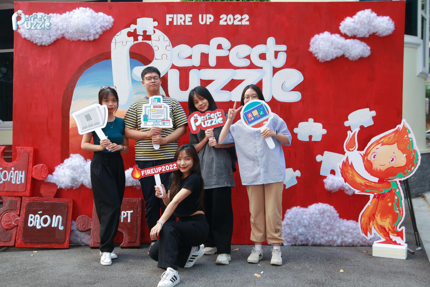 Trai xinh gái đẹp trường Báo nô nức check in cùng photobooth Fire Up 2022.