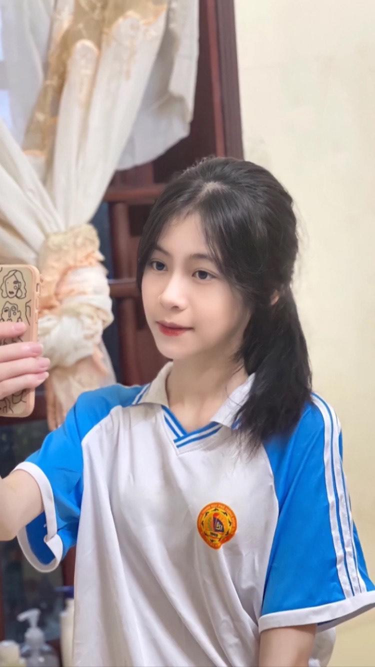 Được mọi người biết đến sau khi đăng tải hình ảnh xuất hiện trong bộ đồng phục thể dục trường, Ánh Tuyết đã thu hút rất nhiều sự quan tâm và lời khen ngợi tích cực đến từ cộng đồng mạng.