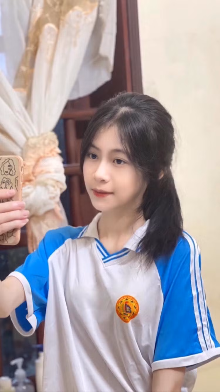 Được mọi người biết đến sau khi đăng tải hình ảnh xuất hiện trong bộ đồng phục thể dục trường, Ánh Tuyết đã thu hút rất nhiều sự quan tâm và lời khen ngợi tích cực đến từ cộng đồng mạng.