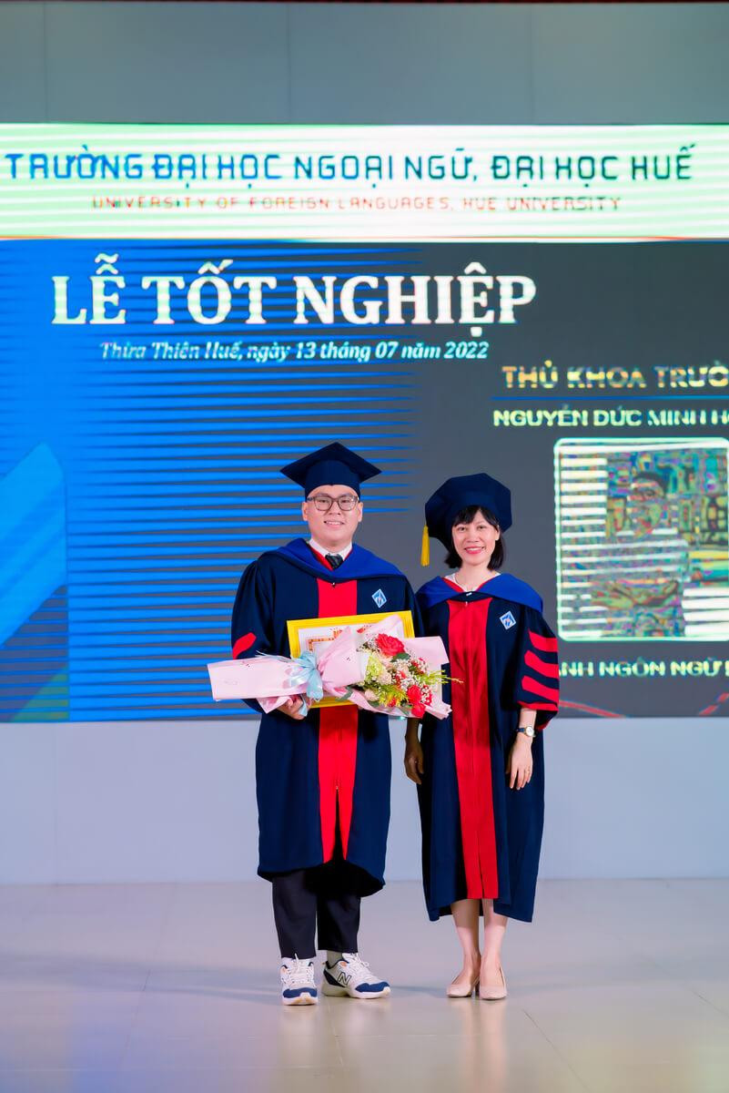 Minh Hoàng nhận giấy khen từ PGS. TS. Phạm Thị Hồng Nhung - Hiệu trưởng Trường Đại học Ngoại ngữ, Đại học Huế. Minh Hoàng nhận giấy khen từ PGS. TS. Phạm Thị Hồng Nhung - Hiệu trưởng Trường Đại học Ngoại ngữ, Đại học Huế.