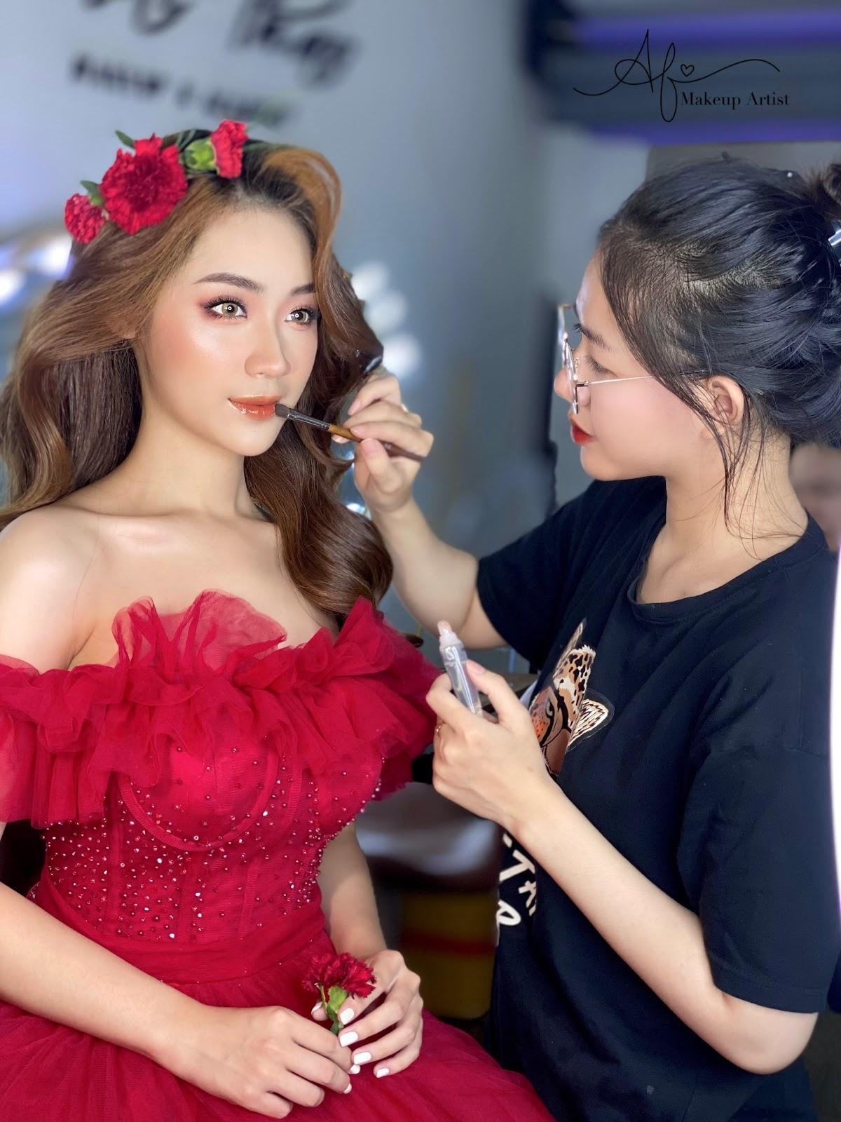 Cô nàng M.U.A trẻ luôn hết mình với công việc. Cô nàng M.U.A trẻ luôn hết mình với công việc.