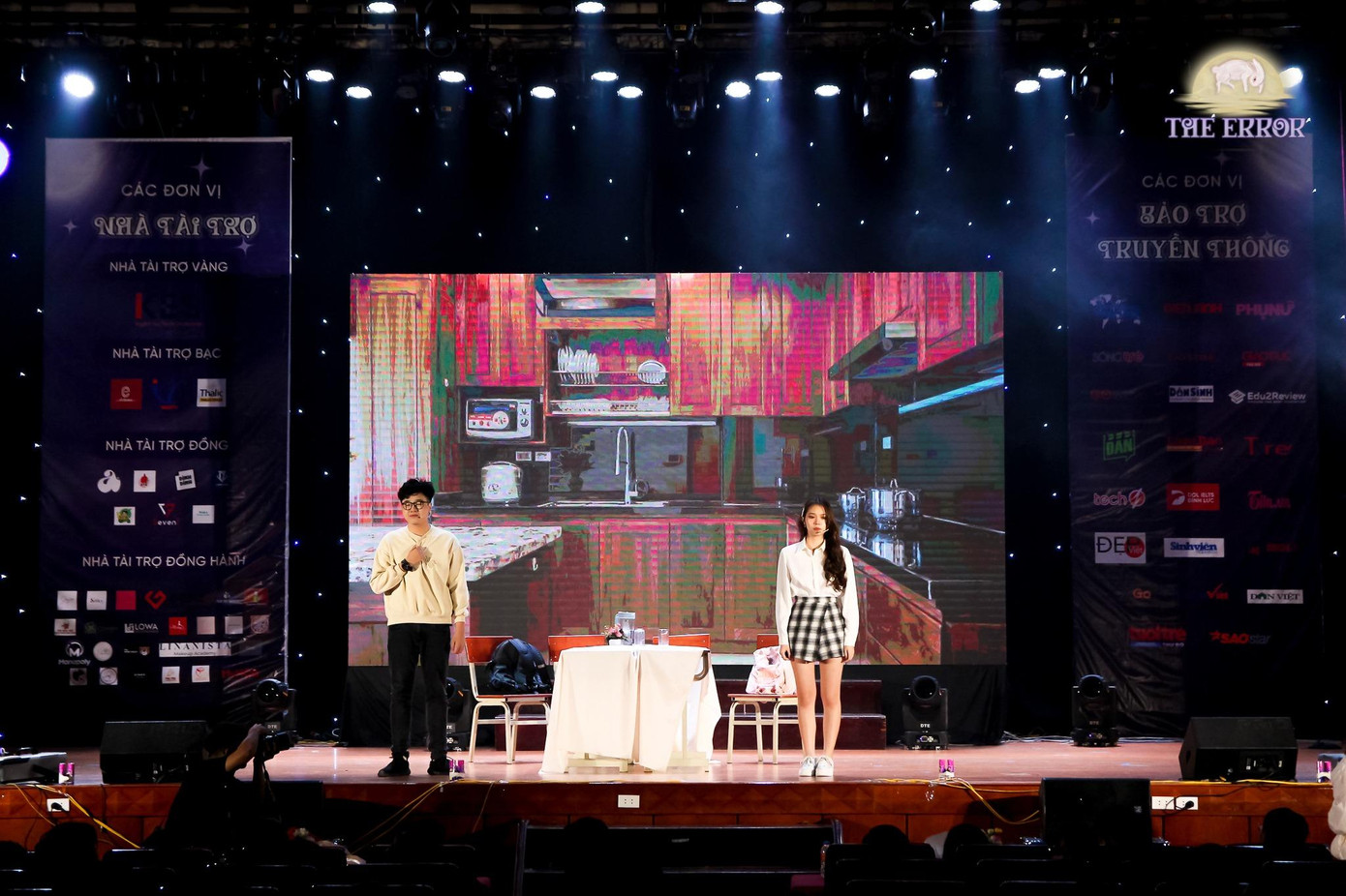 Vở kịch với nhiều tình tiết hấp dẫn, đưa người xem đi hết từ bất ngờ này tới bất ngờ khác.