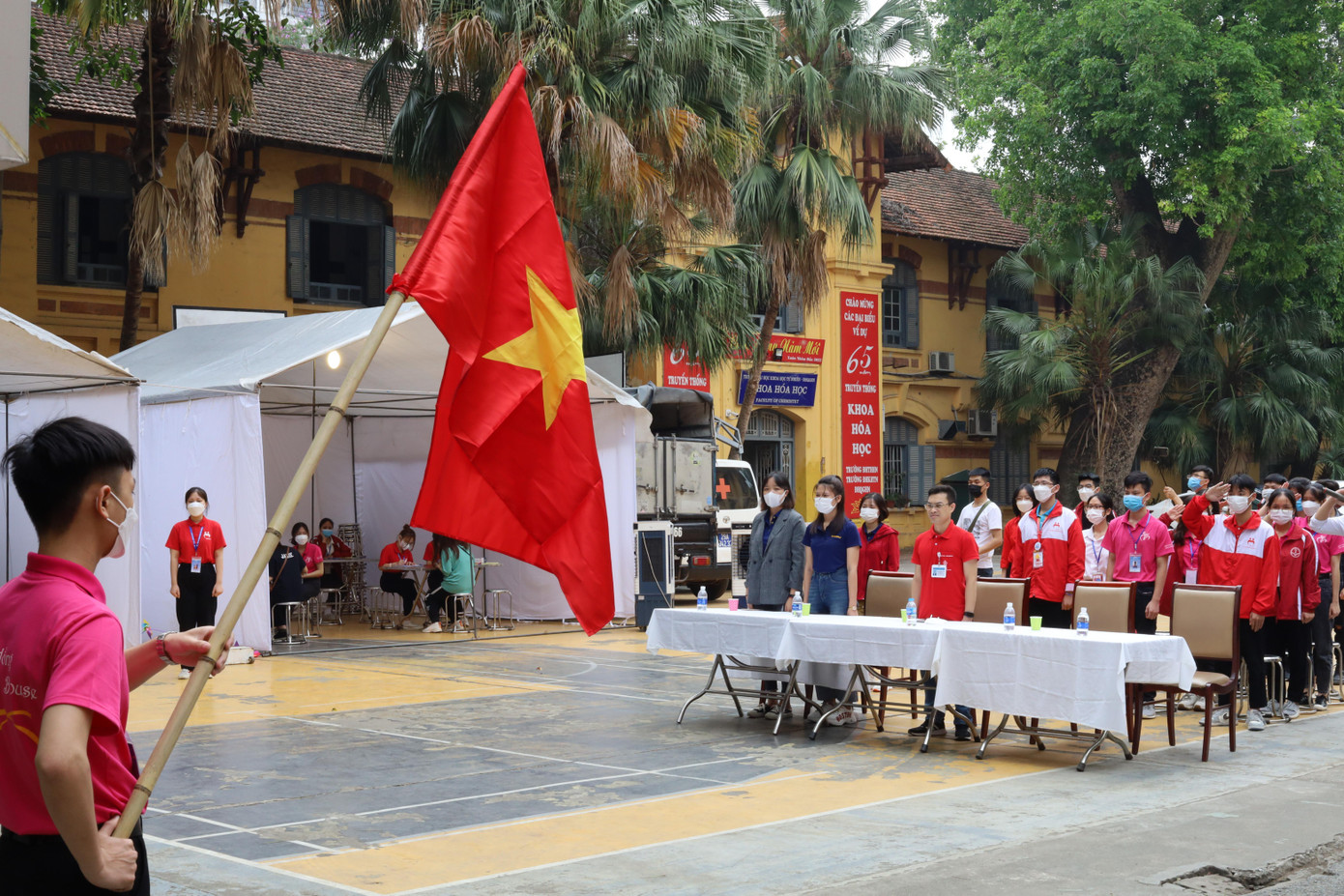 Ban tổ chức, các quý vị đại biểu, khách mời cùng sinh viên trường Đại học Dược Hà Nội thực hiện Nghi lễ Chào cờ.