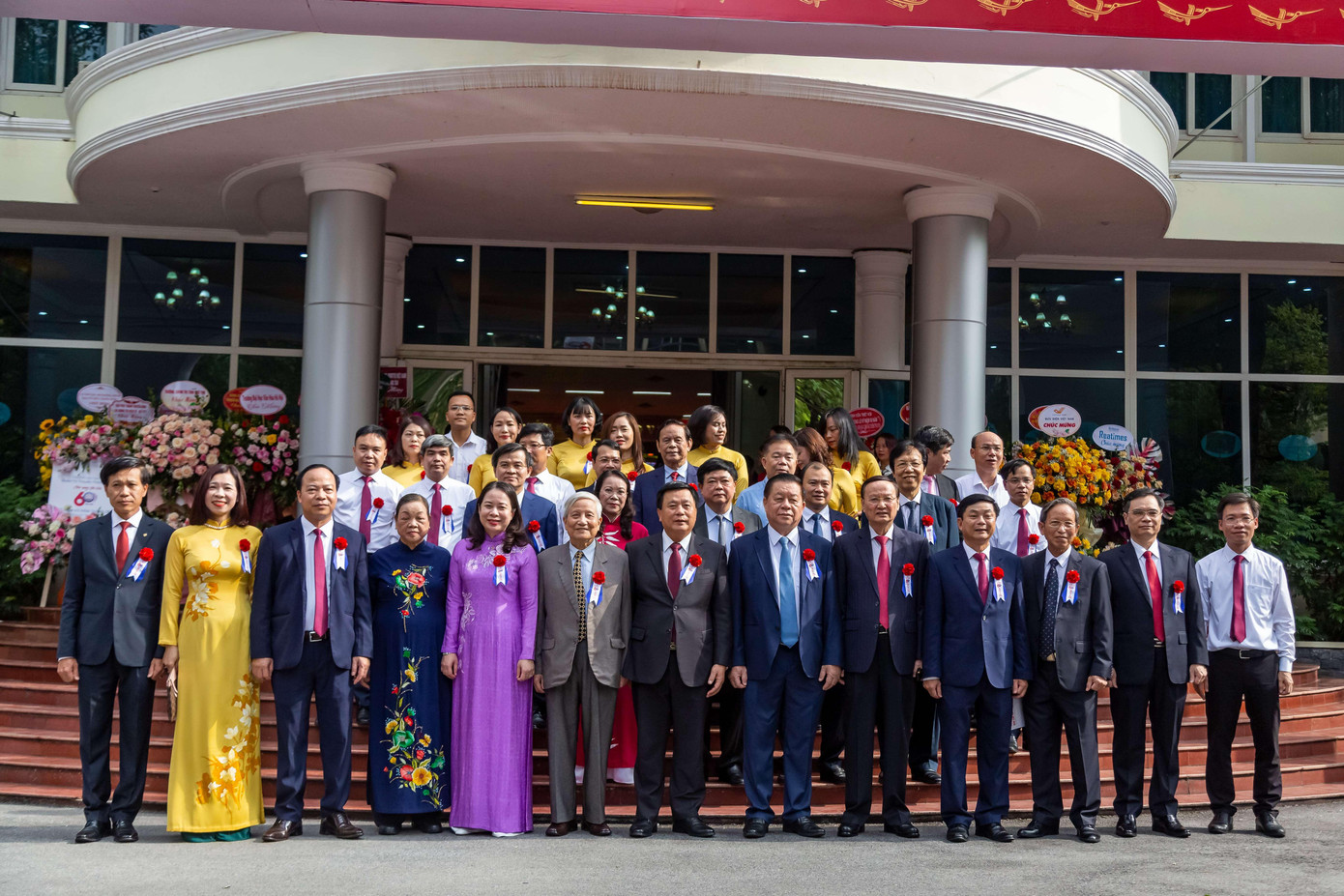 Các lãnh đạo, nguyên lãnh đạo Đảng và Nhà nước chụp hình lưu niệm tại hội trường lớn học viện Báo chí và Tuyên Truyền. Ảnh: Quốc Lâm Các lãnh đạo, nguyên lãnh đạo Đảng và Nhà nước chụp hình lưu niệm tại hội trường lớn học viện Báo chí và Tuyên Truyền. Ảnh: Quốc Lâm