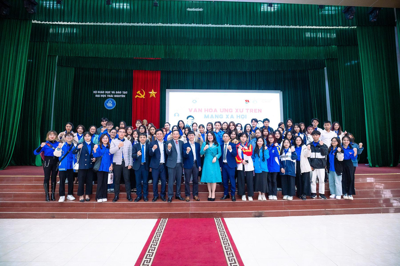 Các diễn giả và đại biểu chụp ảnh lưu niệm cùng đại diện sinh viên. Các diễn giả và đại biểu chụp ảnh lưu niệm cùng đại diện sinh viên.