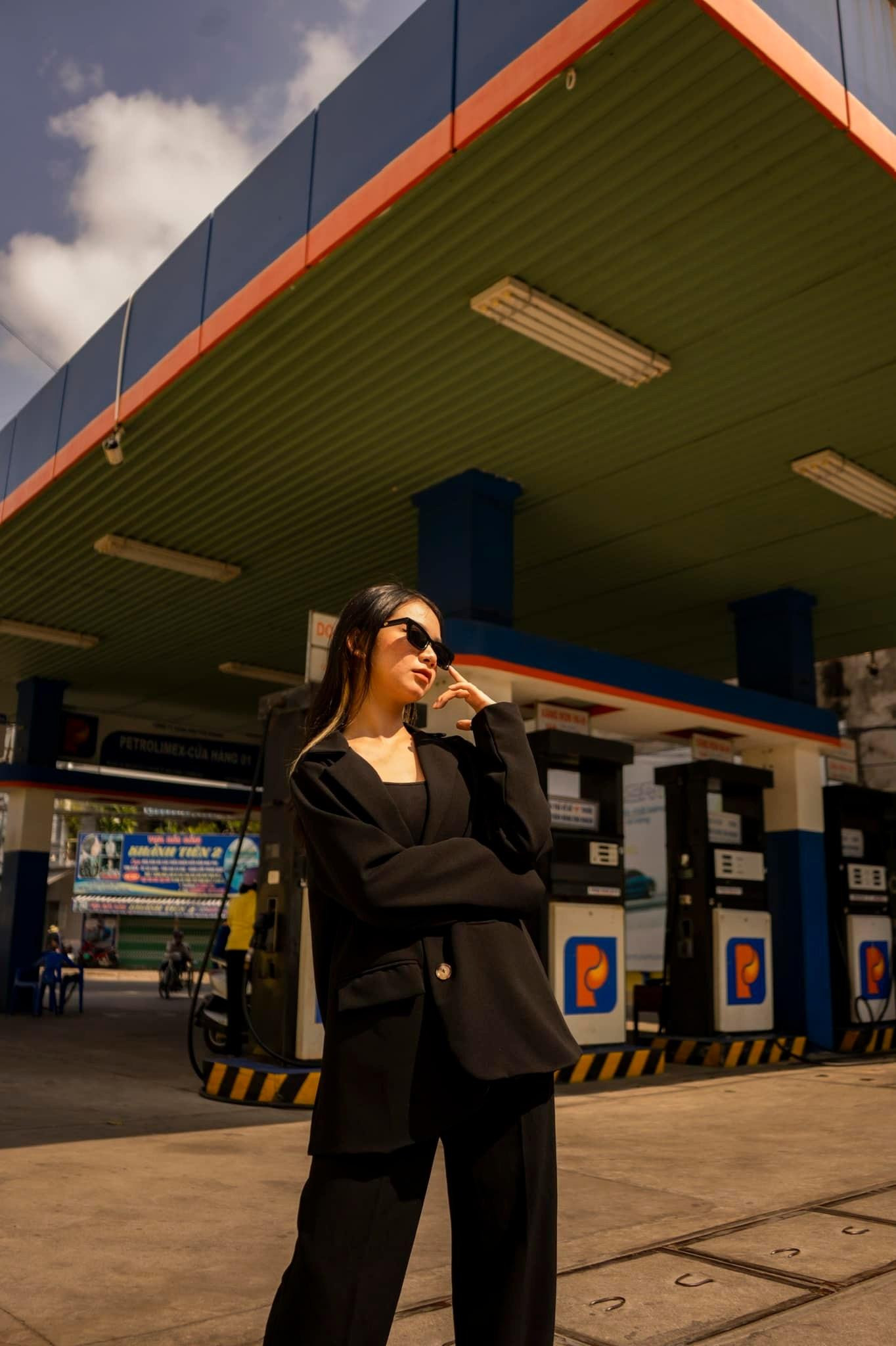 Thay vì chụp ở studio hay các địa điểm đẹp mắt, cô gái và ekip lại chọn cây xăng.