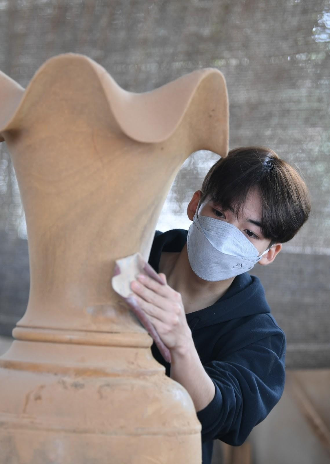 Hưng phụ giúp bố mẹ trong Làng nghề Mỹ nghệ. Hưng phụ giúp bố mẹ trong Làng nghề Mỹ nghệ.