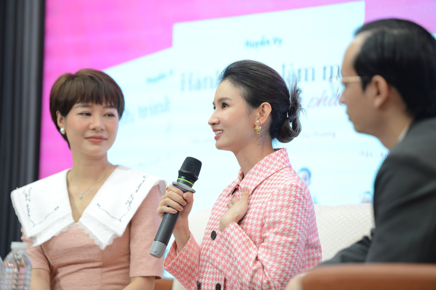 Tác giả Huyền Vy trả lời câu hỏi từ các khách mời, độc giả tham gia buổi lễ. Ảnh: Dương Triều Tác giả Huyền Vy trả lời câu hỏi từ các khách mời, độc giả tham gia buổi lễ. Ảnh: Dương Triều