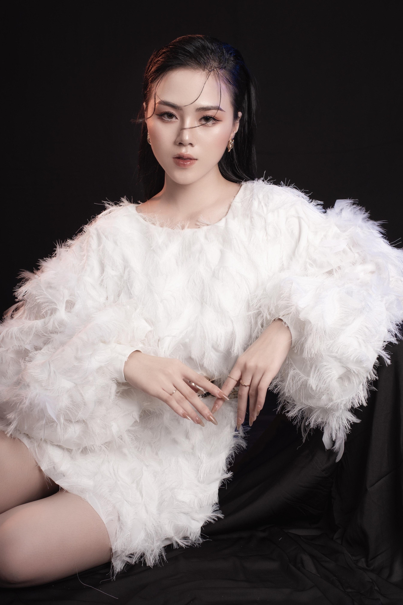 Từ nhỏ, Khánh Linh đã được mẹ “đầu tư” cho đi học các môn năng khiếu như học múa, học đàn, đây cũng là 2 môn học cô bạn cảm thấy rất thích và tự tin.