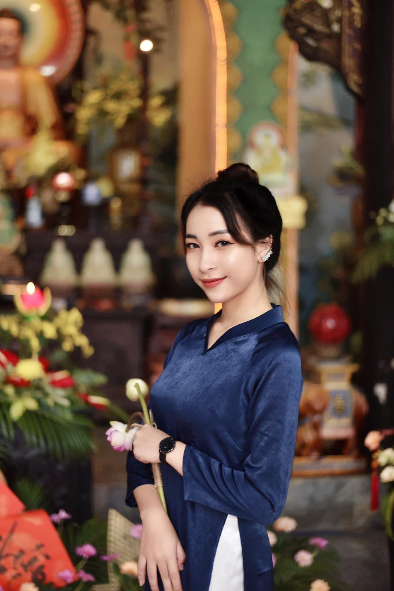 Với những sở thích gắn liền với nghệ thuật, Nhật Lệ đam mê với việc tạo ra những sản phẩm đẹp từ nhiếp ảnh hay trang điểm, trình diễn sân khấu.