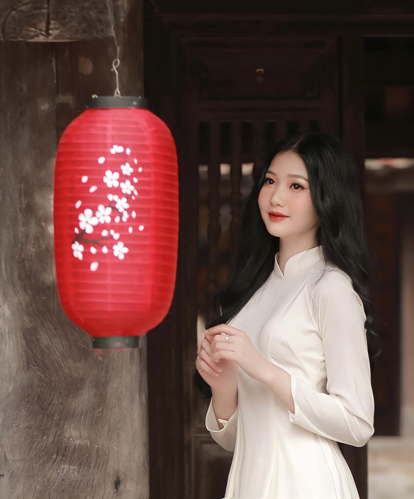 Khánh Linh với vẻ đẹp dịu dàng trong tà áo dài trắng tinh khôi.