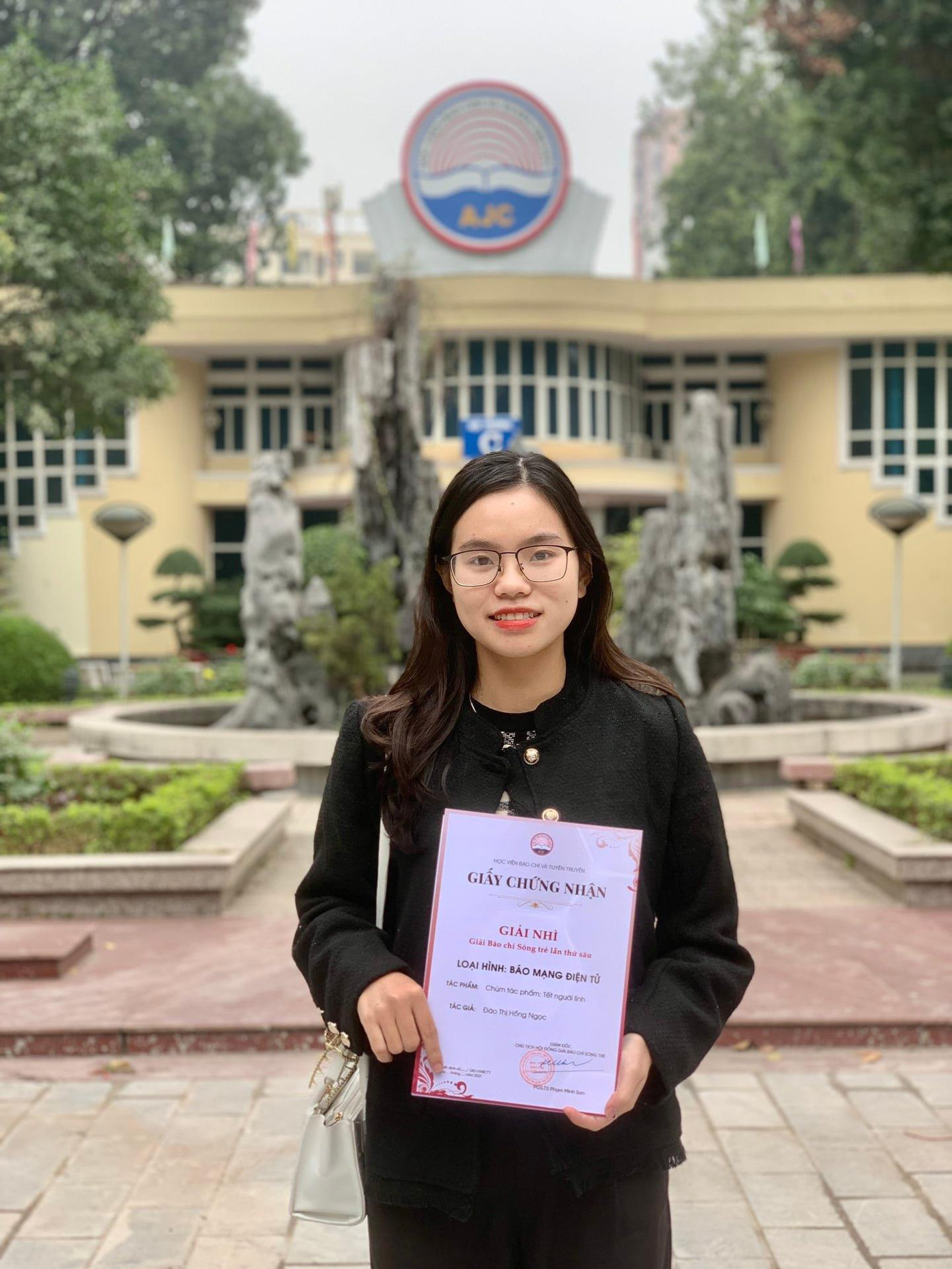 Với chùm tác phẩm “Tết người lính”, Ngọc đạt giải nhì Giải Báo chí Sóng trẻ lần thứ 6 thể loại Báo điện tử. Với chùm tác phẩm “Tết người lính”, Ngọc đạt giải nhì Giải Báo chí Sóng trẻ lần thứ 6 thể loại Báo điện tử.