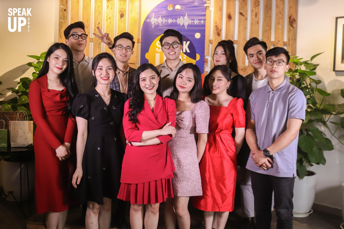 MC Phương Thảo (áo đỏ ở giữa) và Top 10 thí sinh bước vào Chung kết "Speak Up 2021". MC Phương Thảo (áo đỏ ở giữa) và Top 10 thí sinh bước vào Chung kết "Speak Up 2021".