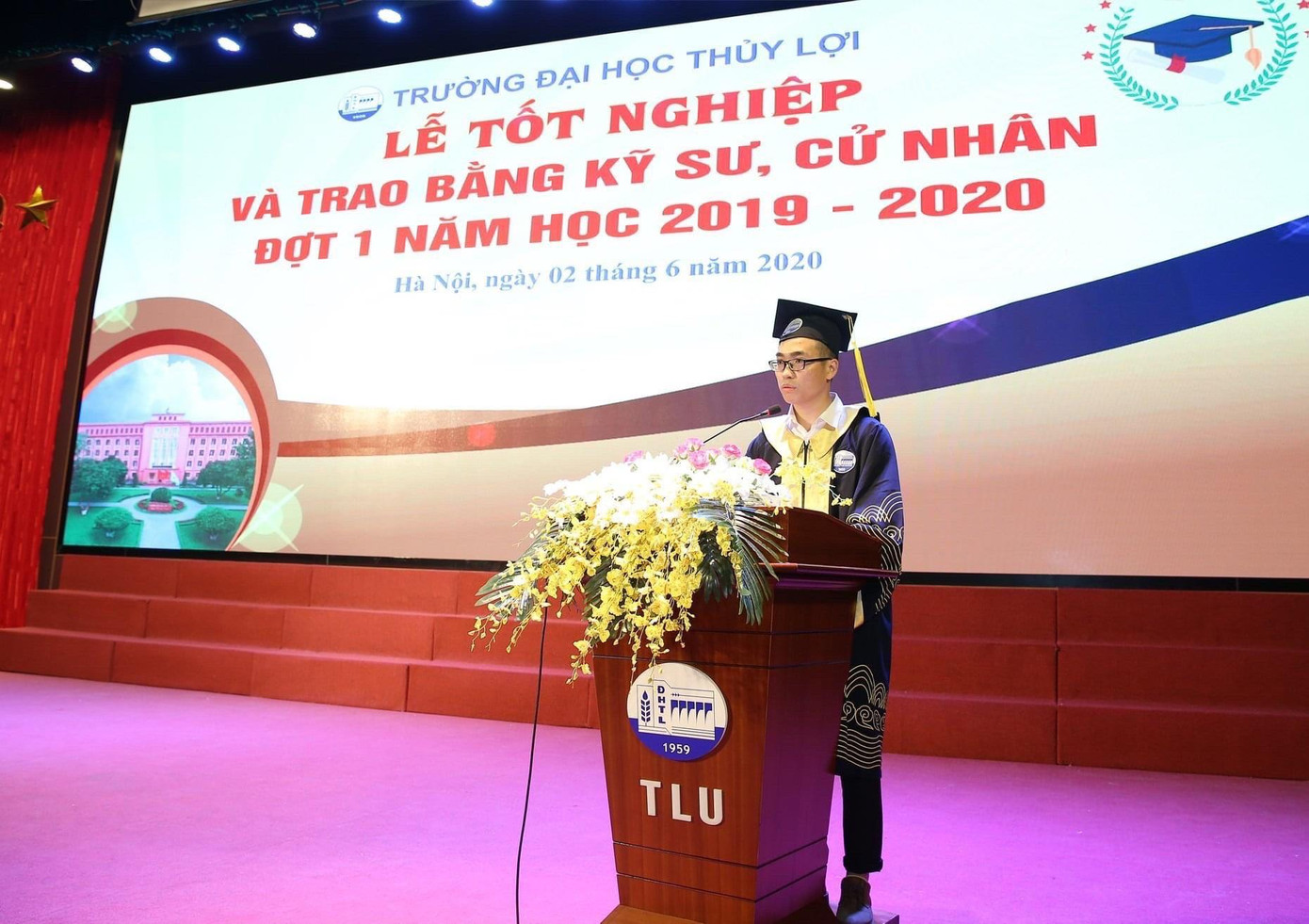 Bùi Thế Văn phát biểu trong buổi tốt nghiệp Đại học. Bùi Thế Văn phát biểu trong buổi tốt nghiệp Đại học.