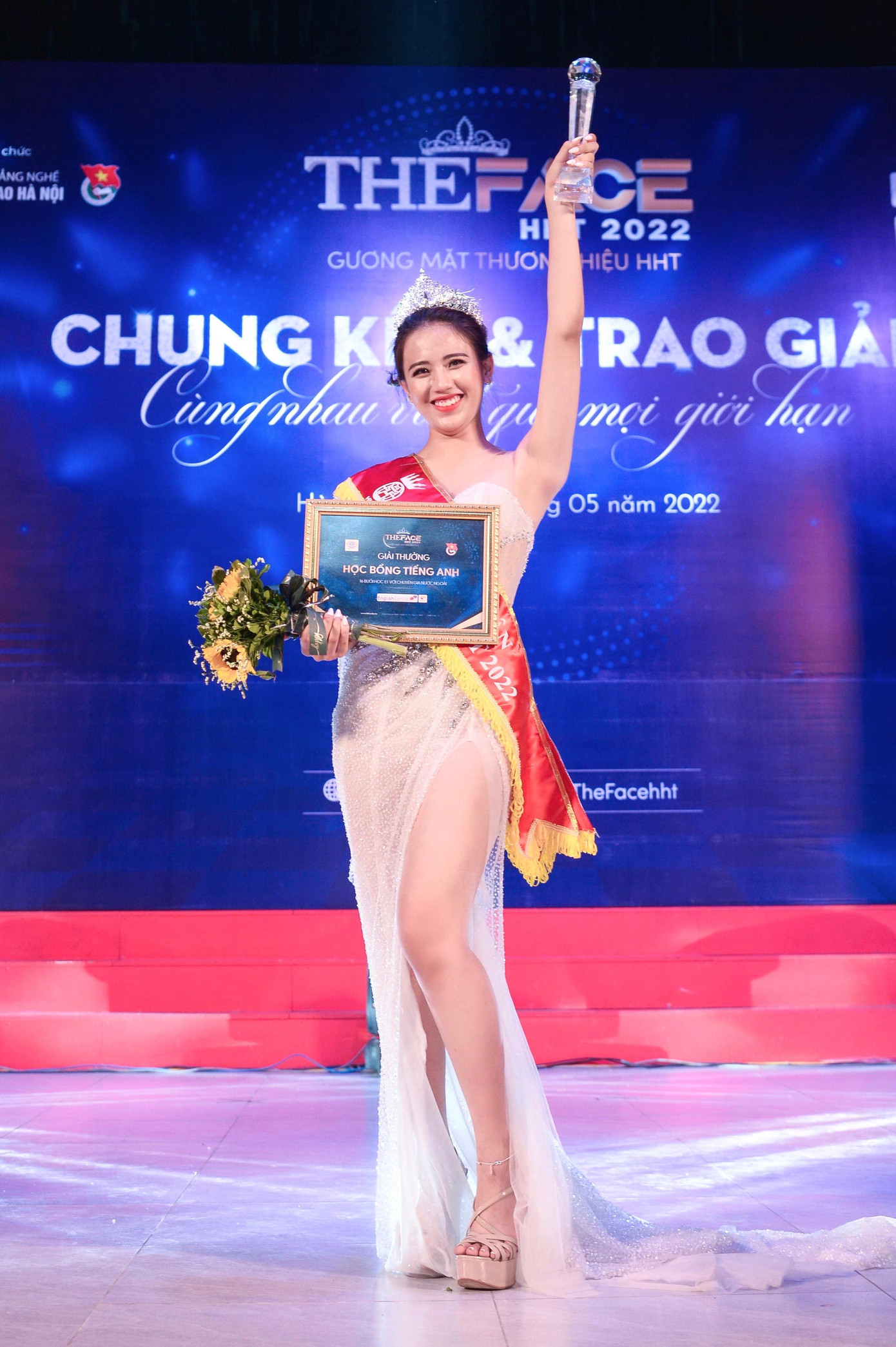 Linh đoạt giải Quán Quân The Face, trở thành gương mặt đại diện của trường Cao Đẳng Nghề Công Nghệ Cao Hà Nội.