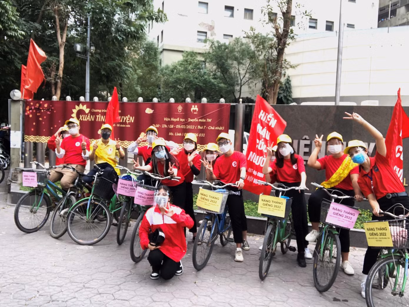Các bạn tình nguyện viên thực hiện nghiêm túc thông điệp 5K của Bộ Y tế.