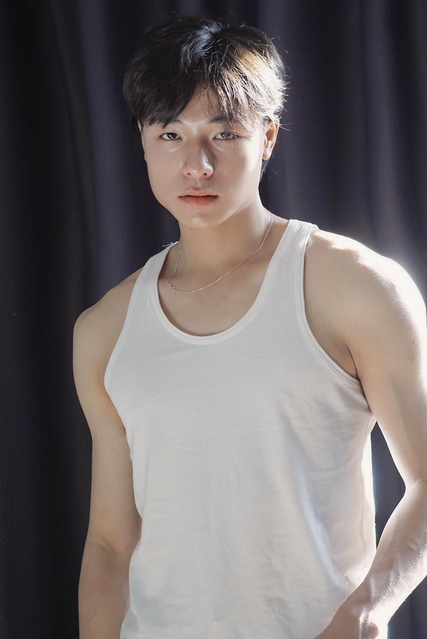 Đam mê và theo đuổi võ thuật đến nay đã được 6 năm, hiện tại, chàng diễn viên điển trai đang mang trên mình huyền đai tam đẳng Taekwondo.