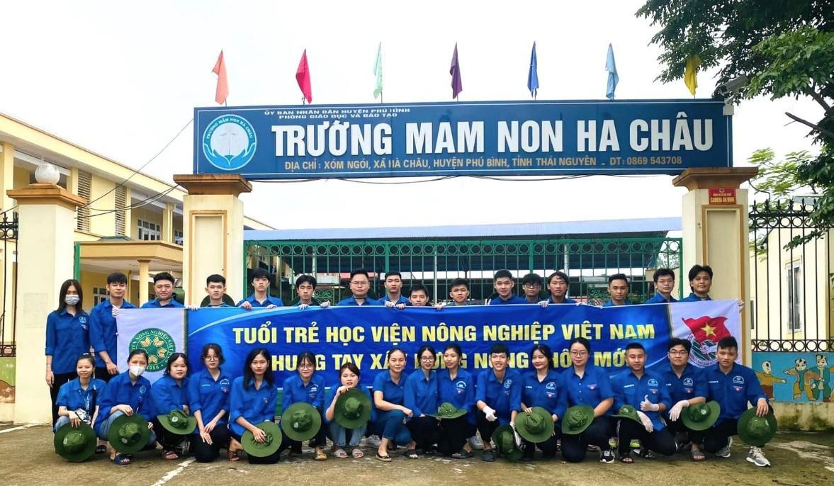 Danh Đạo trong chương trình Đông ấm 2019 và chiến dịch Mùa hè xanh 2022. Danh Đạo trong chương trình Đông ấm 2019 và chiến dịch Mùa hè xanh 2022.