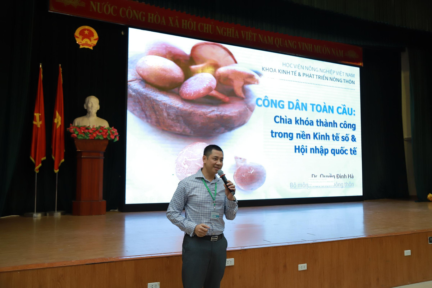 TS. Quyền Đình Hà - Trưởng bộ môn Phát triển nông thôn chia sẻ về chủ đề “Công dân toàn cầu - Keep walking”. TS. Quyền Đình Hà - Trưởng bộ môn Phát triển nông thôn chia sẻ về chủ đề “Công dân toàn cầu - Keep walking”.