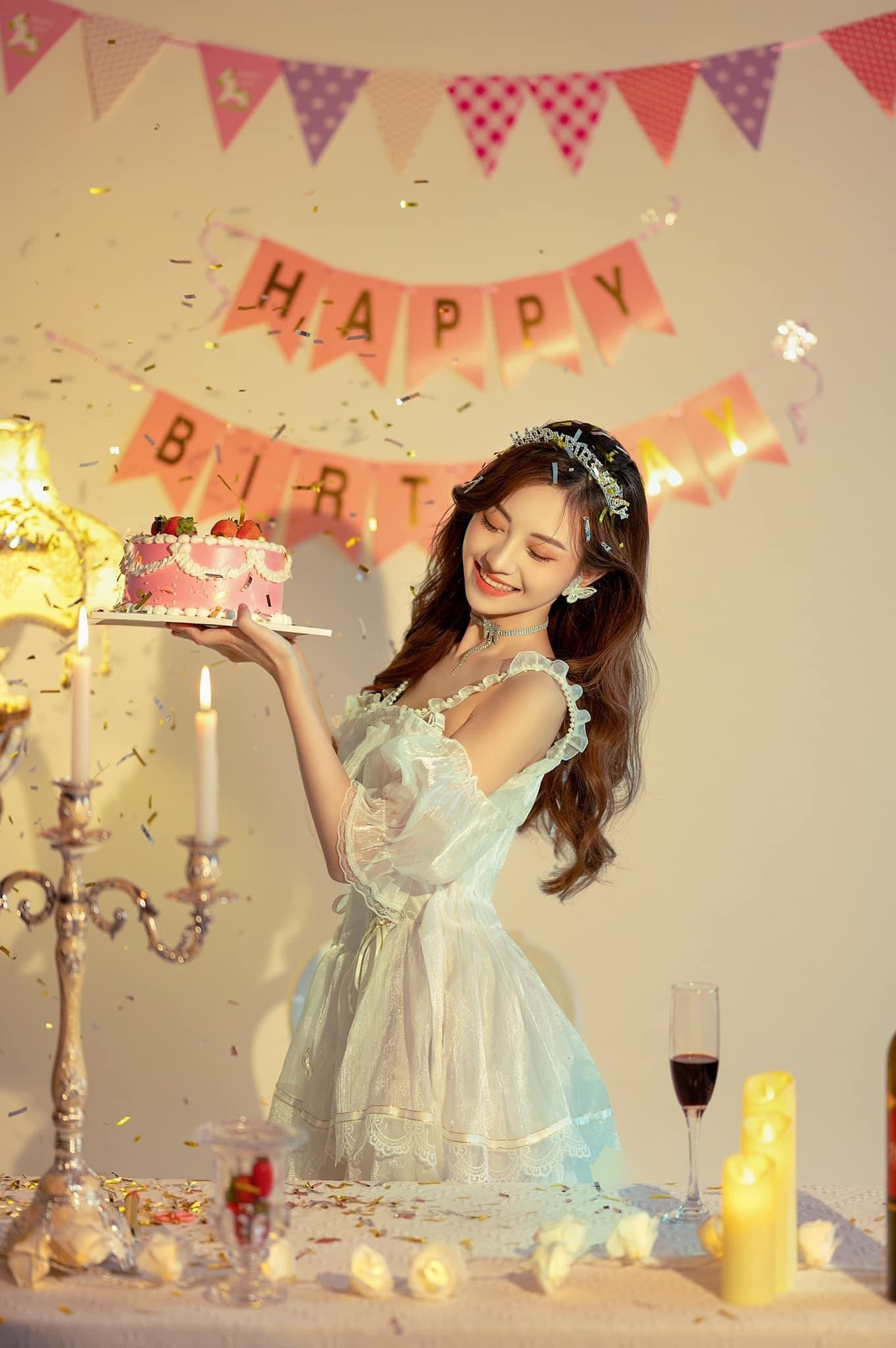 Qua những trải nghiệm, cùng câu chuyện của bản thân, Thúy Hạnh luôn lựa chọn sống tích cực, nỗ lực hết mình để theo đuổi một tương lai tốt đẹp, một ước mơ cho chính mình. Qua những trải nghiệm, cùng câu chuyện của bản thân, Thúy Hạnh luôn lựa chọn sống tích cực, nỗ lực hết mình để theo đuổi một tương lai tốt đẹp, một ước mơ cho chính mình.